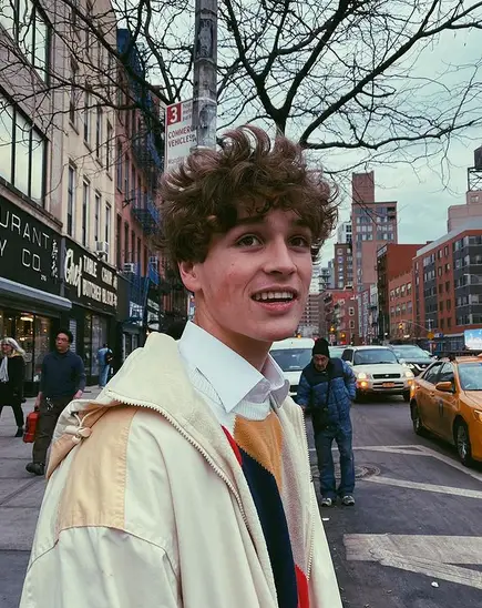 Aaron Hull Age, Height, Net Worth, Merch, Tiktok, Emma Chamberlain 2 Aaron Hull Height