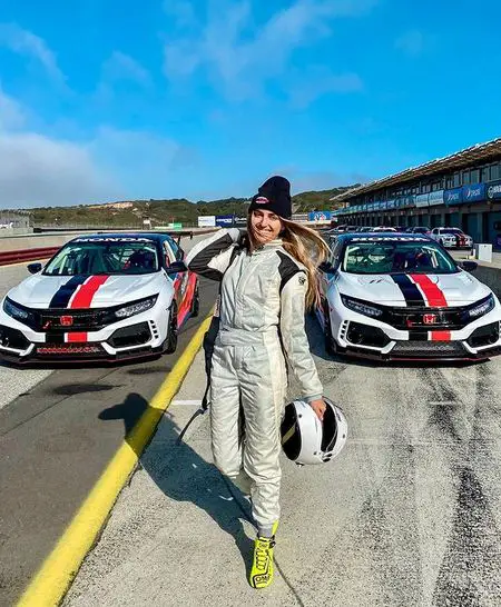 Emelia Hartford Age, Net Worth, Height, Father 2 Emelia Hartford Net Worth